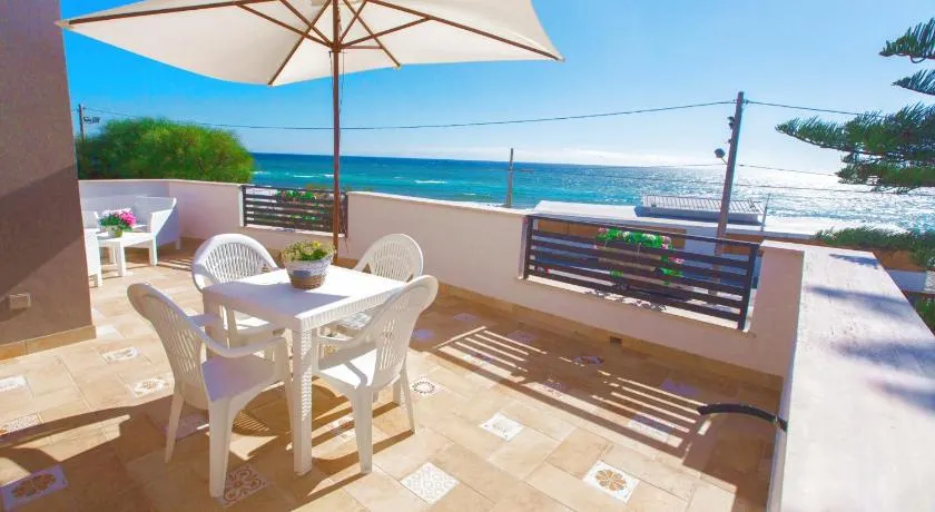 Blue Sea Beach Villa, en bord de mer avec piscine et couchers de soleil à couper le souffle - Image 1