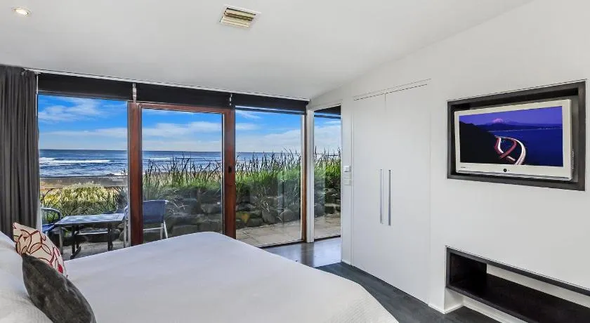 Hearns Beachside Villa 3 - Image 1