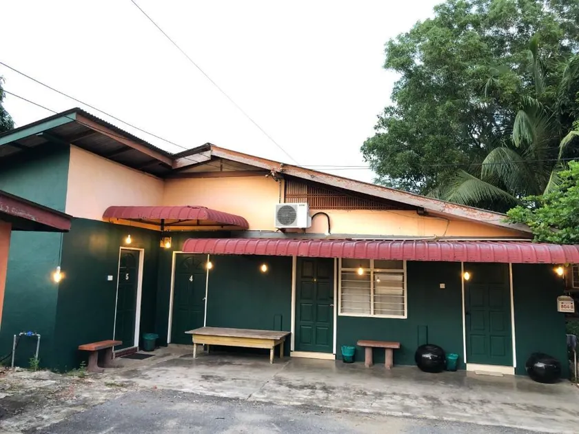 Rumah Tepi Istana - Image 1