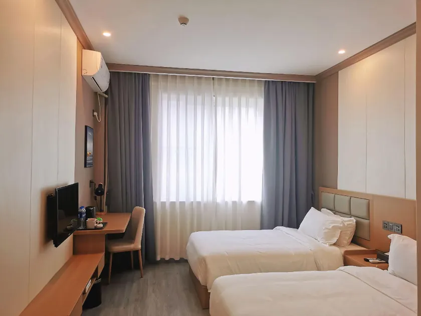 Longxiangfei Express Hotel - Image 1