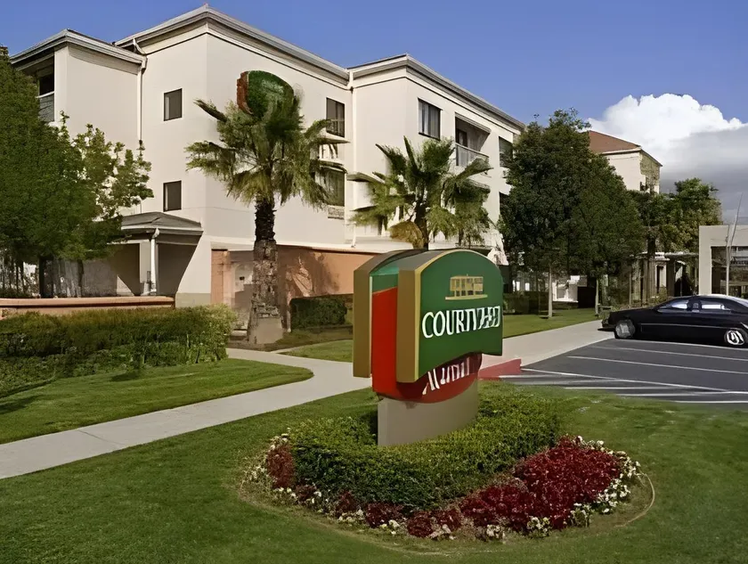 Courtyard by Marriott Oakland Airport - Image 1