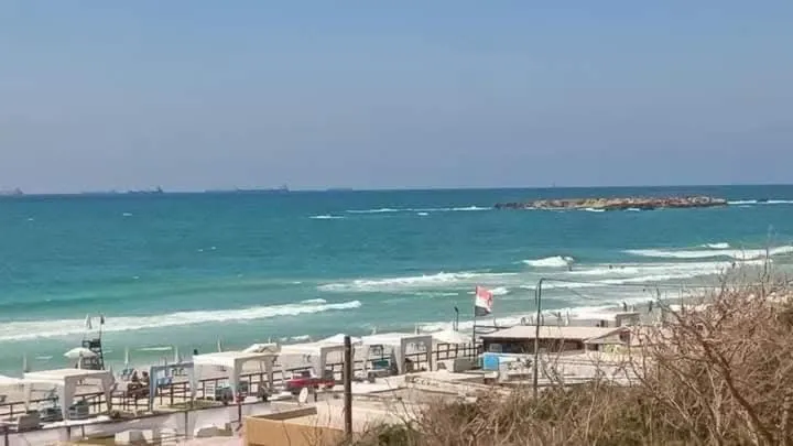 شقة على البحر مباشره في العجمي بيطاش - Image 1