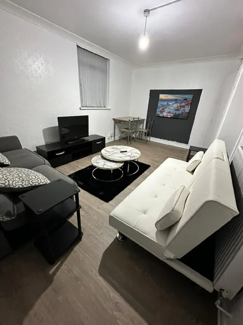 Lovely Flat in Old Trafford - Image 1