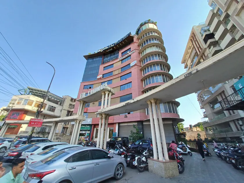 Hotel Golden Oak - Image 1