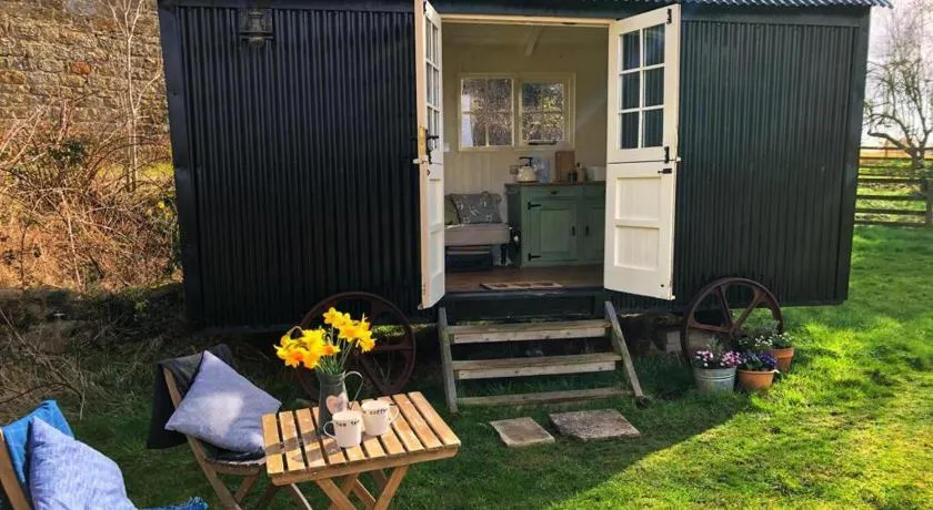 Cosy romantic shepherd hut in open countryside - Image 1
