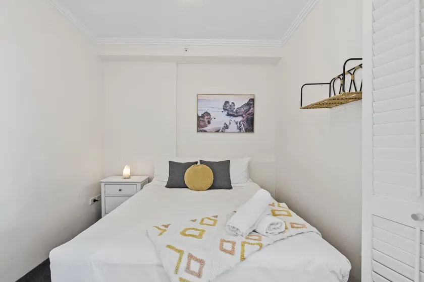 Bright 2 Bed Apartment with Ocean Views - Image 1