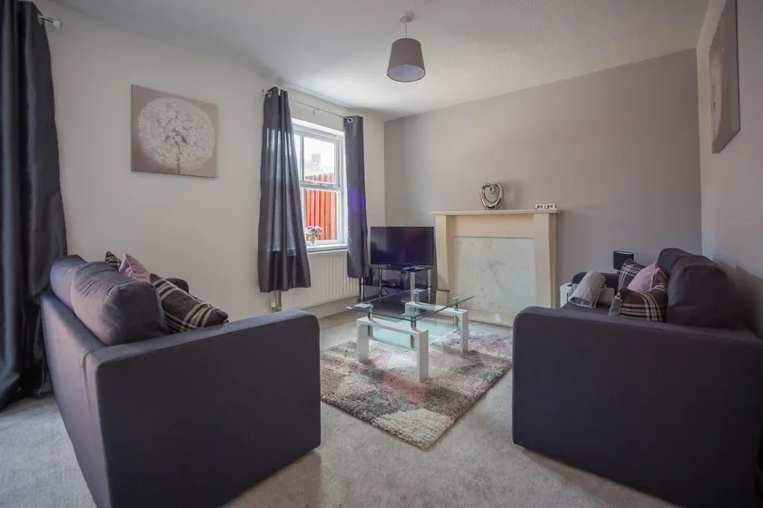 Hereford - Kestrel House - 4 Bedroom House Close to City With Parking - Sleeps 7 - Suitable for Family Gatherings or Contractors With Vehicles - Hosted by RENTMYHOUSE - Image 1