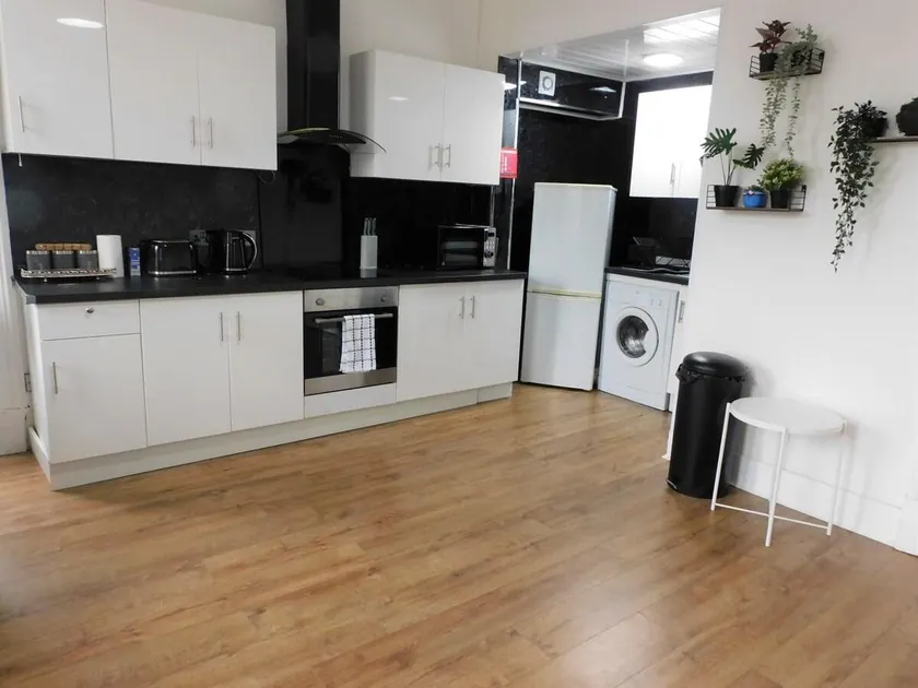 Comfortable 4 bed Apt in Paisley Next to Station - Image 1