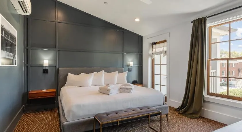 Superior King Room at The Emerald - Image 1