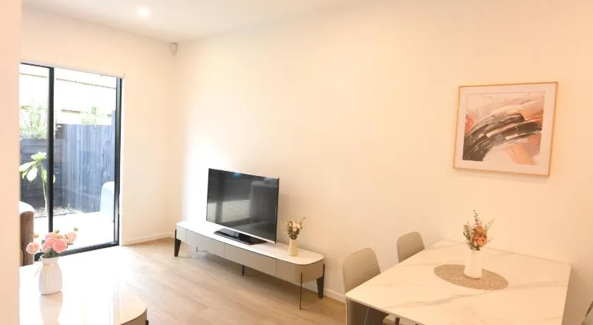 Brand New 3BR Family Townhouse & 500m to Train & Gated Community &Free Parking - Image 1