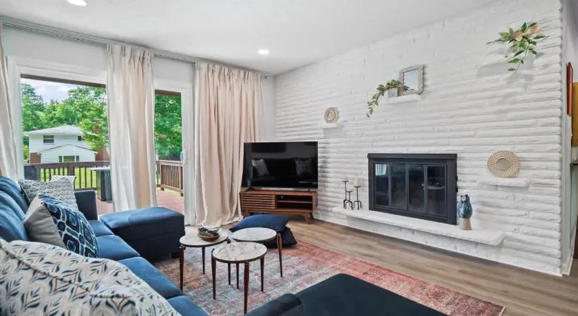 Spacious and Luxury Designed Ranch with Game Room - Image 1