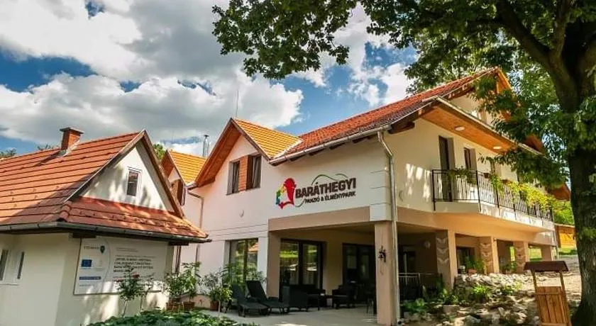 Baráthegyi Panzió és élménypark - Image 1