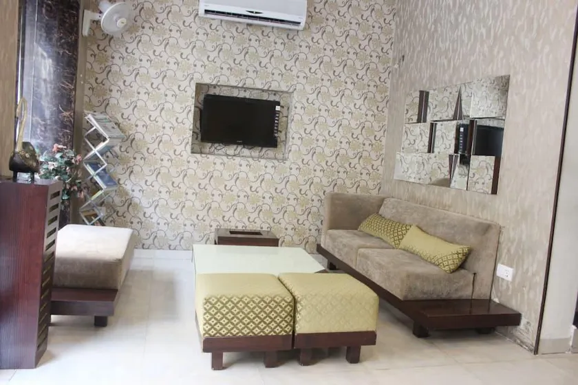 Hotel Royal Inn - Image 1