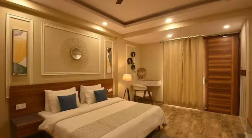 Vaneen Stay Luxury 1BHK Apartment with Balcony Sector 42 Golf Course Road - Image 1