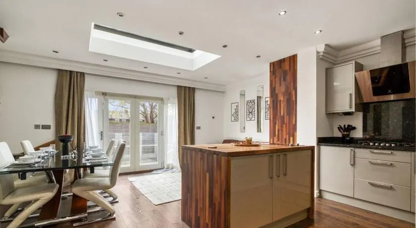 4 Bedroom House in Chiswick- Elegance & Serenity - Image 1