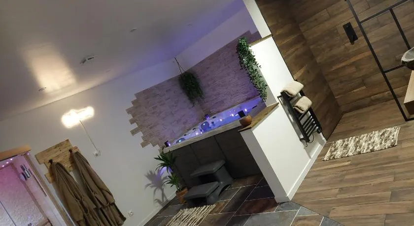 SoÉvasion- Suite avec jacuzzi et sauna privatif proche Arras - Image 1