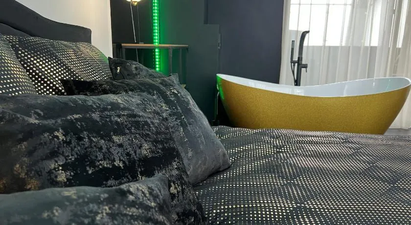 Apartament PREMIUM ze złotą wanną w sypialni widok na morze dyskretny taras z łóżkiem - Bałtyckie Sarbinowo 18 - Image 1