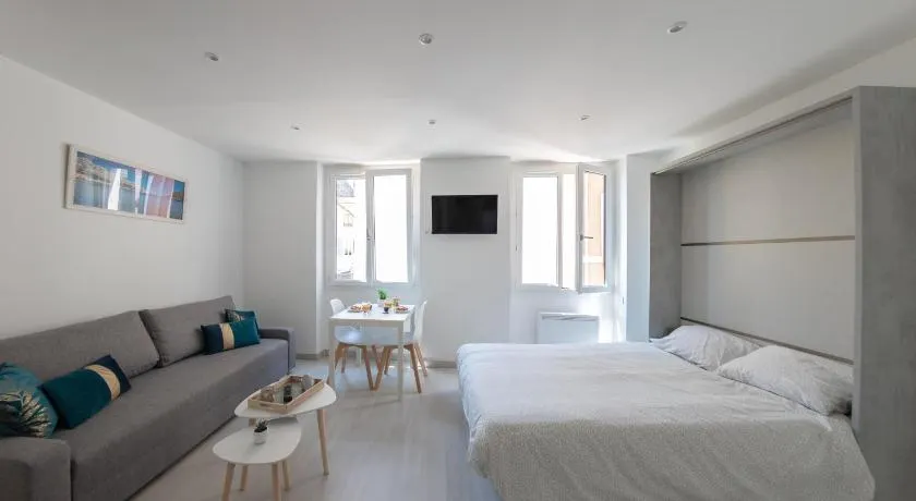 Studio lumineux Place de Lenche Panier Marseille - Image 1