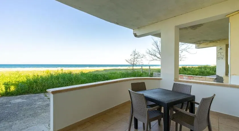 Beachfront apartment with exclusive access - Image 1