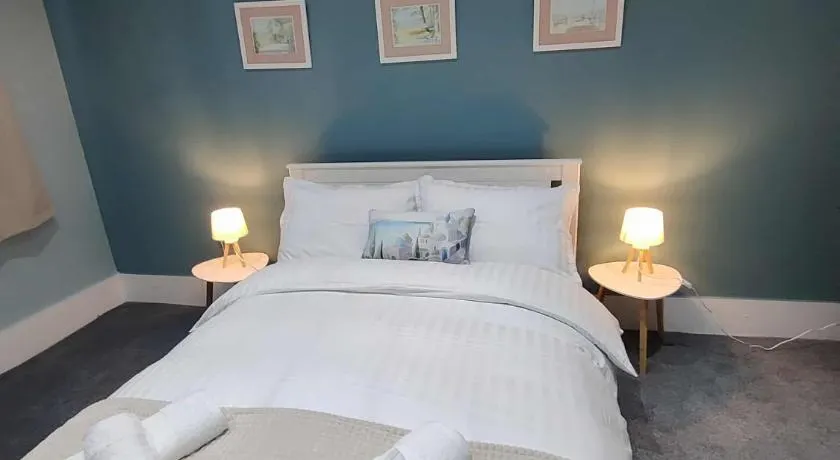 Leeds Gateway Apartment - Image 1