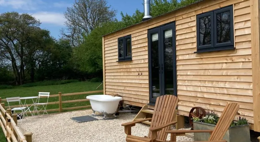 Marsh Farm Glamping Flittermouse Shepherd Hut - Image 1