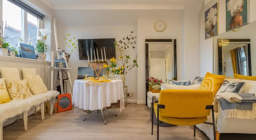The two bedroom flat with terrace 1 min to Earls Court Station for 5 guests - Image 1