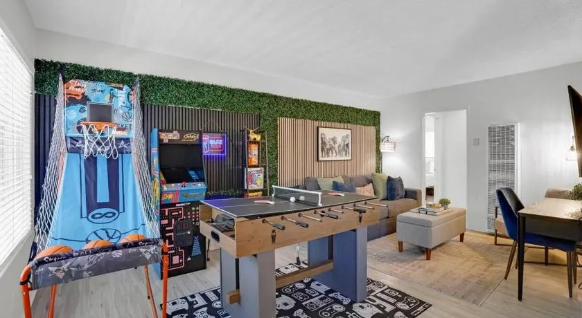 6th Haven, Arcade, King Bed, Games, 1 Mile to Beaches - Image 1