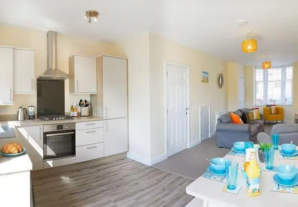 Beach Rest - Sleeps 5 great central location - Image 1