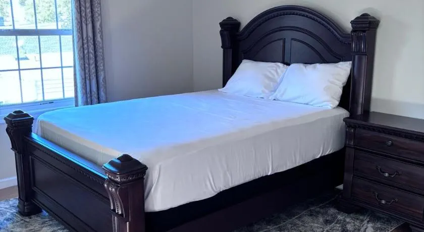 Luxury 3 BedRoom Apartment with Private Entrance plus Free Parking - Image 1