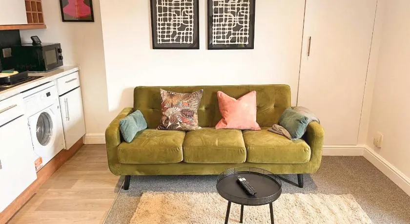 Two bedroom flat in City Road - Image 1