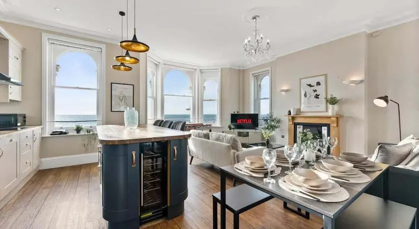 Luxury Worthing Seafront 3-Bedroom Duplex, sleeps 8 - Image 1