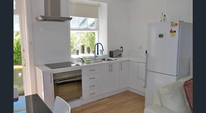 Hobart Colonial Apartment - Image 1