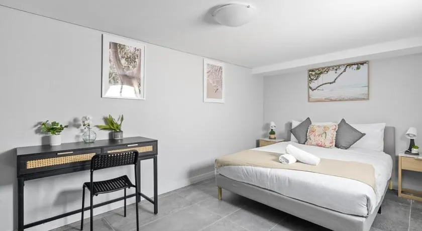 Detached Queen Room - Nearby Shops & Eateries - Shared Bathroom - Image 1