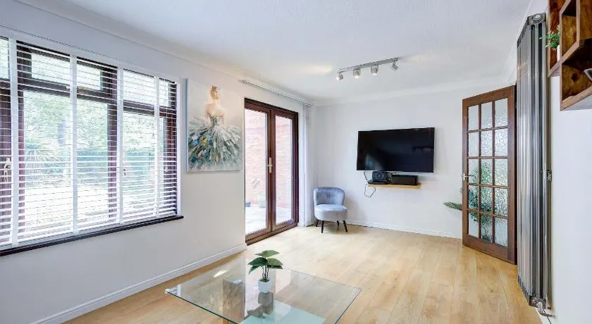 Spacious & Bright 3 Bedroom House in Peterborough - Image 1