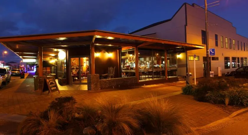 Stumpers Hotel - Image 1