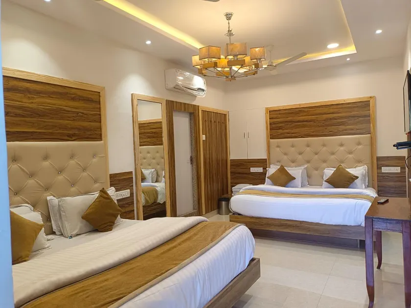 HOTEL GOLDEN VEENA - Image 1
