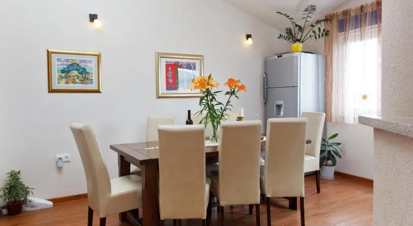 Apartment Gold - Image 1