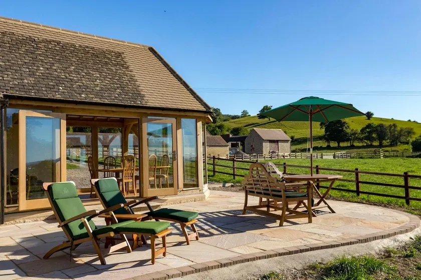 Cosy Cotswolds Bungalow garden room and patio - Image 1