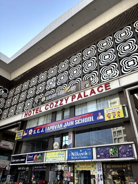 Hotel Cozzy Palace - Image 1