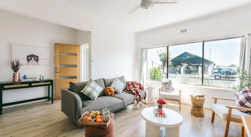 Hobart Riverside Cosy 4BR - 10mins to Hobart CBD - Image 1