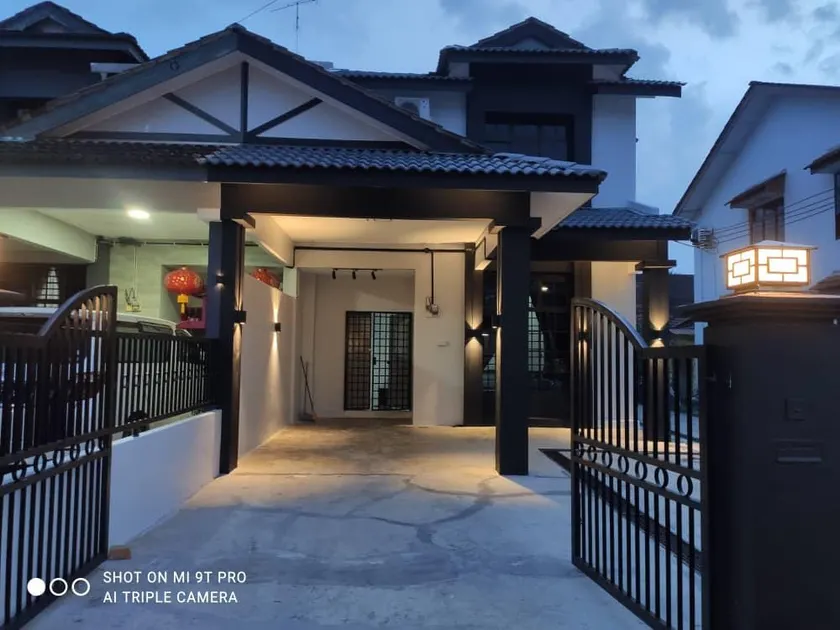 55 homestay 4-bedrooms guesthouse in Bukit Bakri Muar Johor - Image 1