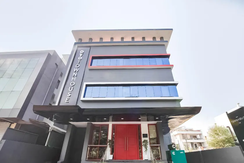 Super Townhouse Lords Regency - Image 1