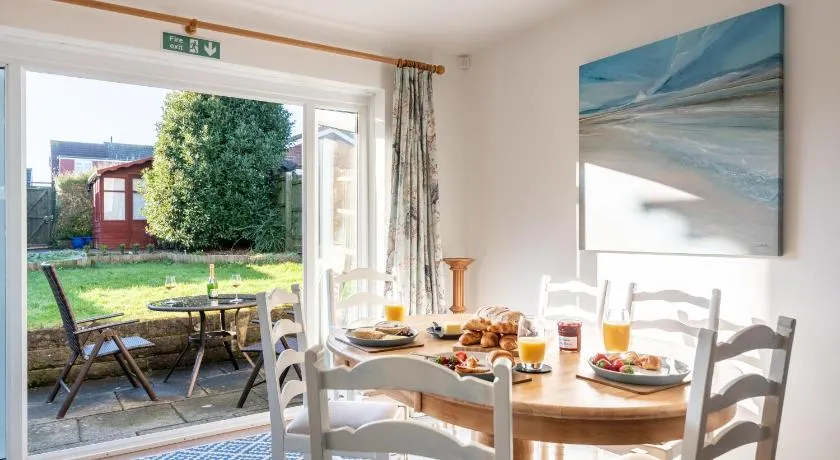 Port View House 3-Bedroom Self Catering Family Home with Garden Near Cardiff - Image 1