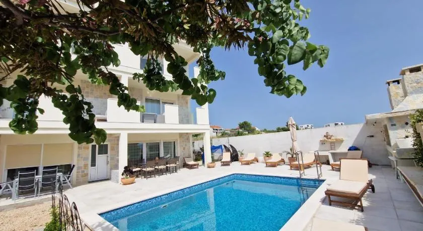 Apartments Chico - Image 1