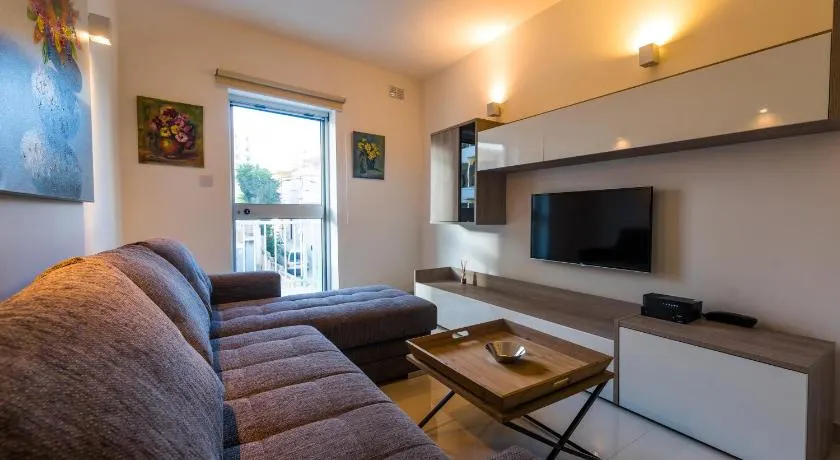 SH5A - Qawra 2 Bedroom Apartment in Prime Location - Image 1
