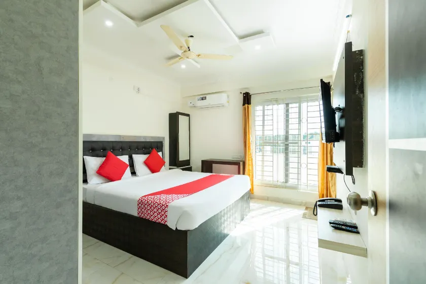 OYO 67252 Royal Suites - Image 1