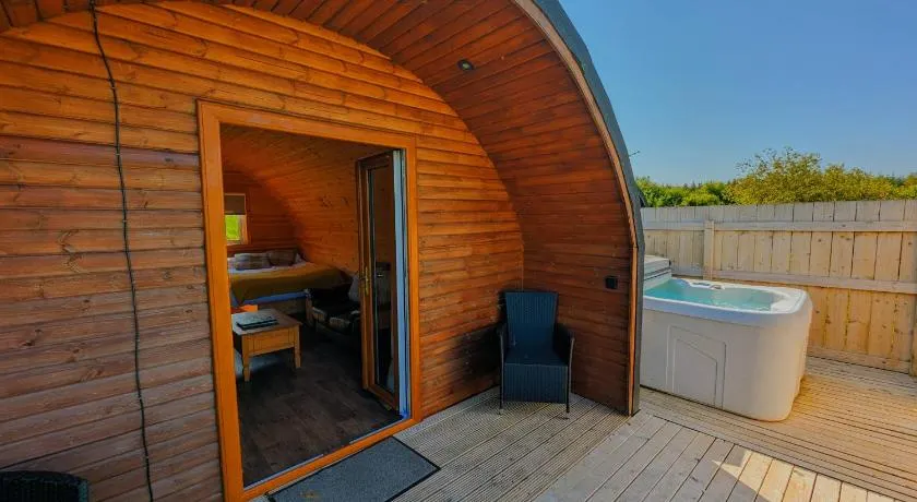 Pond View Pod 1 with Outdoor Hot Tub - Fife - Loch Leven - Lomond Hills - Image 1