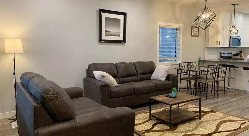 Exquisite 3 BR Villa with Double Garage-King Bed - Image 1
