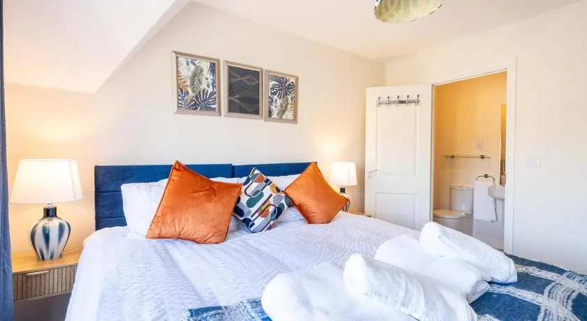 Modern 3-Bedroom Retreat Near Monmouth Castle - Sleeps 6 - Free Parking & WiFi - Image 1