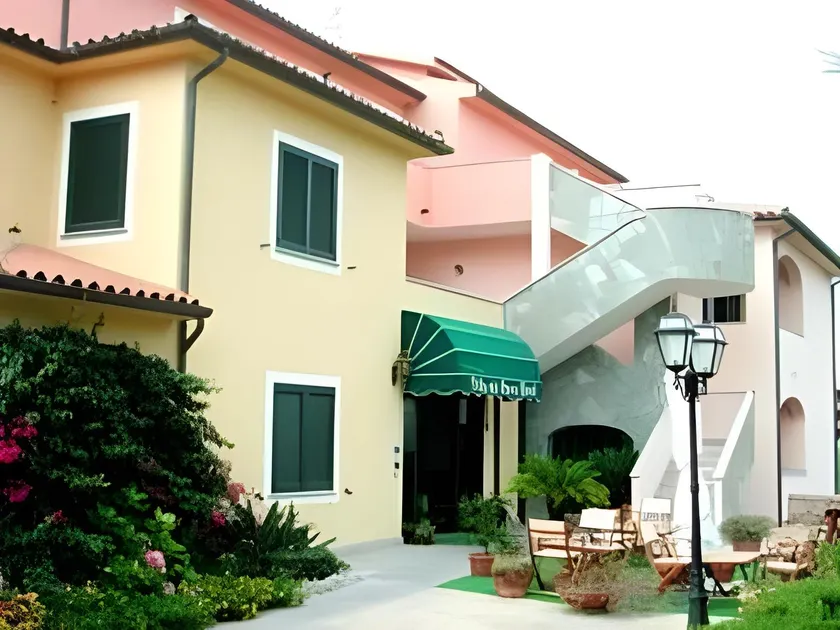 Hotel Villa Del Parco - Image 1
